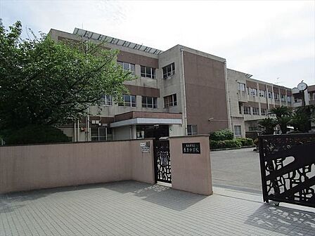 名古屋市立長良中学校1学年7から8学級ある規模の大きな学校です。部活動が熱心ですが、しっかり情報が公開されており、HPに部活動一覧が掲載されており、部活にかかる費用なども詳しくわかります。 1000m