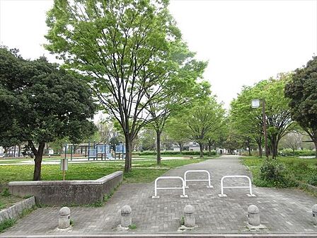 富田公園「水と緑のふれあい公園」をテーマに、テニスコートや子ども広場などの施設が設けられています。お子様とお散歩に出かけて見て下さい。 1030m