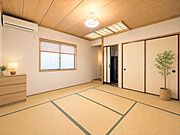 柔らかであたたかな感触の畳はほどよく湿気を吸ってくれるので、直接肌に触れても快適です。お昼寝の場所にも最適です。