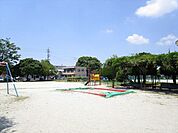 八家公園　滑り台、ブランコ、砂場、グランドなどがある公園です。 670m
