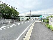 幅員約10ｍの前面道路です。広々としていて、街並みが開放的で圧迫感がありません。