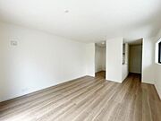 通風・採光にも優れ、心地よい光と風が溢れています。 贅沢といえるほどの豊かな居住性が魅力的♪新築の木の匂いが新生活を後押しします。広々としつつもバランスの取れた設計は、居る人を癒やしの時間に誘います。