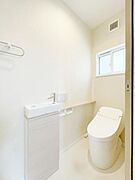 洗浄付き便座が魅力的なトイレです♪毎日使用する場所だからこそ、いつも清潔な空間であって頂けるよう配慮しました。窓で換気はばっちり、デザインもシンプルで清潔感が漂います。