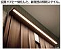 その他：玄関ドアと一体化した まったく新しいスタイルのLED照明です。 すっきりとした佇まいで玄関先を 美しく演出するとともに、足元まで明るくなり 安心・安全。帰宅した家族やお客さまをあたたかく 迎え入れます