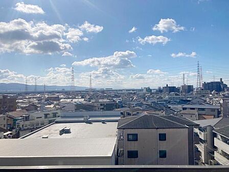 美しい夜景が一望できる趣のある空間。日常生活の中にちょっとした非日常のような時間を♪明かりの灯る町並みを見ながら大切な家族との時間を噛みしめられます。