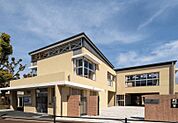 守口市立さくら小学校は、2021年4月に旧三郷小学校と旧橋波小学校が統合して誕生した、最新の設備と全国初「交番が一体となった」安全性を備えた小学校です。