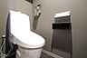 トイレ：洗浄付き便座が魅力的なトイレです♪毎日使用する場所だからこそ、いつも清潔な空間であって頂けるよう配慮しました。窓で換気はばっちり、デザインもシンプルで清潔感が漂います。