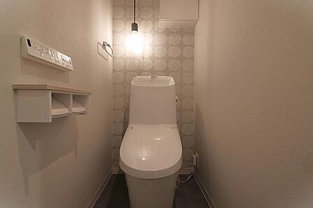 白を基調とした、シンプルながらも落ち着くデザイン。洗浄付き温水便座で機能性も兼ね備えています♪毎日に欠かせないお手洗いだからこそ、ほっと落ち着く空間としての機能を重視しています。