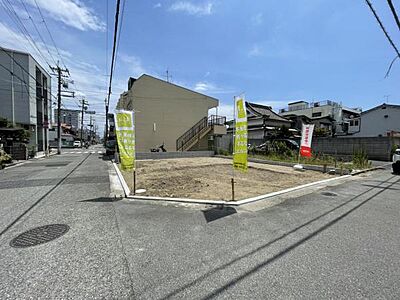 外観:角地で日当たり良好の立地です♪前面道路が広くお車の出し入れにも便利☆近くにはスーパーやドラッグストアなど生活に便利な環境♪学校等も近く子育てにもぴったりな住環境となっております! 外観:角地で日当たり良好の立地です♪前面道路が広くお車の出し入れにも便利☆近くにはスーパーやドラッグストアなど生活に便利な環境♪学校等も近く子育てにもぴったりな住環境となっております!