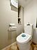 トイレ：洗浄付き便座が魅力的なトイレです♪毎日使用する場所だからこそ、いつも清潔な空間であって頂けるよう配慮しました。窓で換気はばっちり、デザインもシンプルで清潔感が漂います。