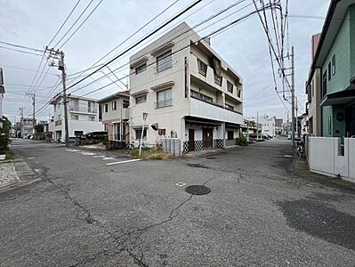 外観：三階建てのマンションになります。