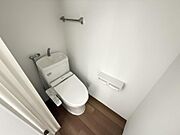 ホワイトの清潔感のあるトイレウォシュレット付きでございます