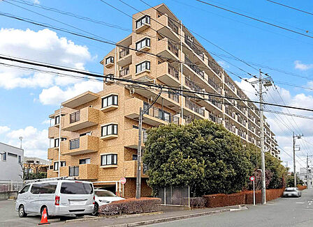 〜ライオンズマンション久米川第2二番館〜南西角住戸・専用庭付きの物件により、開放的で通風良好!落ち着いた住環境での暮らしを堪能できます。