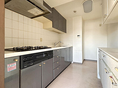 【Kitchen】〜リフォーム前写真〜システムキッチンで収納が多く、背面にはカップボードも備わった収納豊富なキッチンスペース。