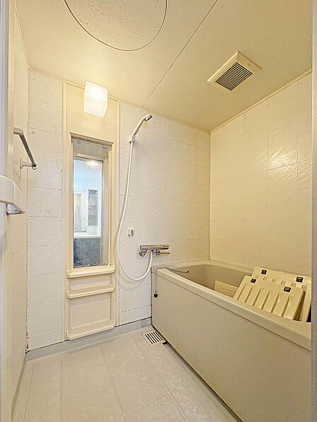 【Bath Room】〜リフォーム前写真〜白で統一されたタイルの浴室。