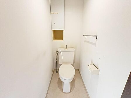 【Toilet】〜リフォーム前写真〜棚が備わったトイレルーム。飾り棚やトイレ用品置きとして利用可能。