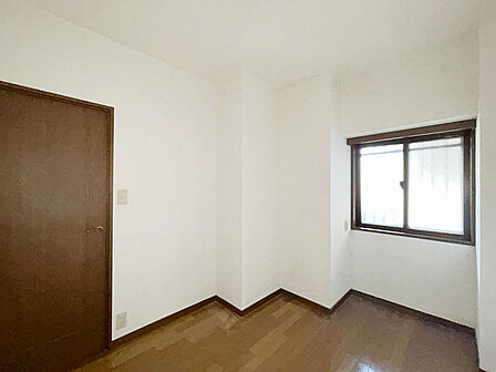 【Room:5帖】〜リフォーム前写真〜直接日光が当たらない居室になっており、書斎としての利用も可能。