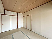 【Japanese Room：6帖】〜リフォーム前写真〜収納スペースが二段になっており、より多くの荷物などを収納できます。