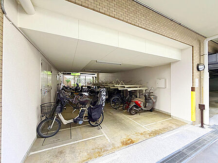 【自転車・バイク置き場】自転車:200〜300円/月バイク:500〜2000円/月