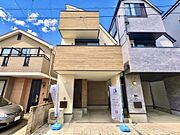 【外観】京王線「国領」駅徒歩9分、「調布」駅徒歩19分、小田急線「狛江」駅までバスで利用可能な好立地に佇む邸宅！「国領」駅から「新宿」駅まで最短28分で行くことも可能！通勤・通学利便の良い立地。