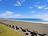 周辺：【茅ヶ崎海岸】サーフィンやSUPなどのマリンスポーツだけでなく、砂浜の散歩や海を眺めながら過ごす場所として一年を通して親しまれています。