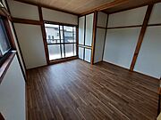 バルコニーに出入りできる南向きのお部屋は、明るく快適。押し入れ収納もついており、お子様の成長に合わせて使い方も自由自在です。将来的には書斎や趣味部屋としてもお勧めの一室。