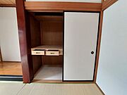 和室の押し入れは中段に引き出し付きで、収納力抜群。布団や来客用の座布団だけでなく、季節物や小物の整理もスムーズにでき、使い勝手良好です。