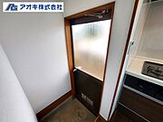 キッチンのすぐ横に勝手口を設けており、ゴミ出しや荷物の運び出しにも便利。家事動線が良く、忙しい毎日をスムーズに支えてくれます。