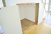 玄関ホールから便利に使える会談した収納付き。掃除道具や季節用品をまとめてしまえ、空間を無駄なく活用できます。