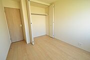 各お部屋には広々クローゼットが併設されております。