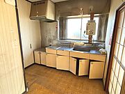キッチンは新品へ交換致します！床も貼り替え予定です！