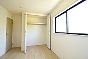 各お部屋には広々クローゼットが併設されております。