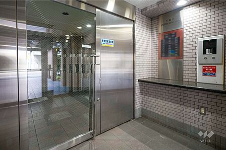エントランスはオートロック付きです。
