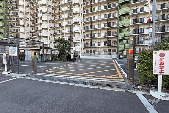 駐車場の出入口...