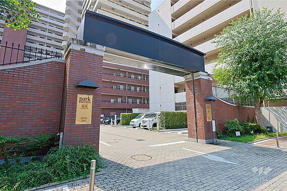 駐車場の出入り...