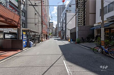 敷地の南側前面道路(西側から)