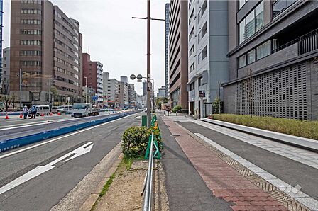 敷地の東側前面道路は、なにわ筋です（北側から）。