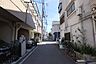 外観：物件の南側前面道路（西側から）［2026年10月3日撮影］