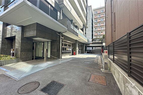 駐車場の出入り...