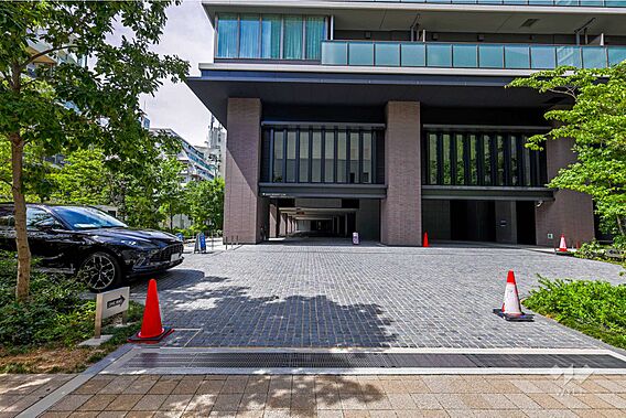 駐車場の出入り...