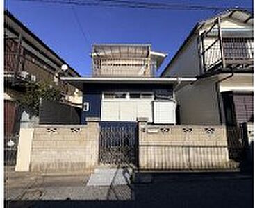 外観:門扉付き・前面道路を含む外観 外観:門扉付き・前面道路を含む外観