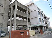 魚住小学校徒歩2分！！ 1340m