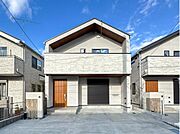 青空を望む現地。駅徒歩４分の閑静な住宅街にある分譲住宅。