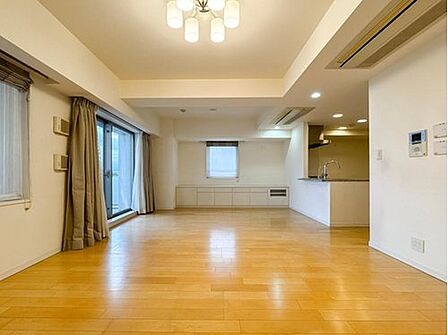リフォーム工事前のリビング。採光明るい角部屋です。