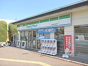 ファミリーマート　近鉄東生駒駅前店まで240メートル