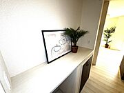 カウンター付き収納を備えた便利なスペース。日用品や小物をすっきり整理でき、ちょっとした作業や家事スペースとしても活用できる使い勝手の良い空間です
