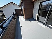 広々としたバルコニーで開放感たっぷり。陽当たり良好で洗濯物もよく乾き、家族のくつろぎ空間としても活用できます