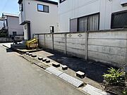 駐車場です。前面道路との高低差も少なく、スムーズに出入りできます。