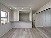 白を基調としたリビング、キッチン上のスポットライトも白で統一されて清潔感がありますね☆