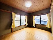 和室(1)木のぬくもりを感じる天井の意匠を活かし、壁紙や床材を新調することで、自分だけの特別な空間に。あえて天井を白く塗装し、開放感溢れるスタジオ風のワークスペースとして再生させるのもおすすめです☆